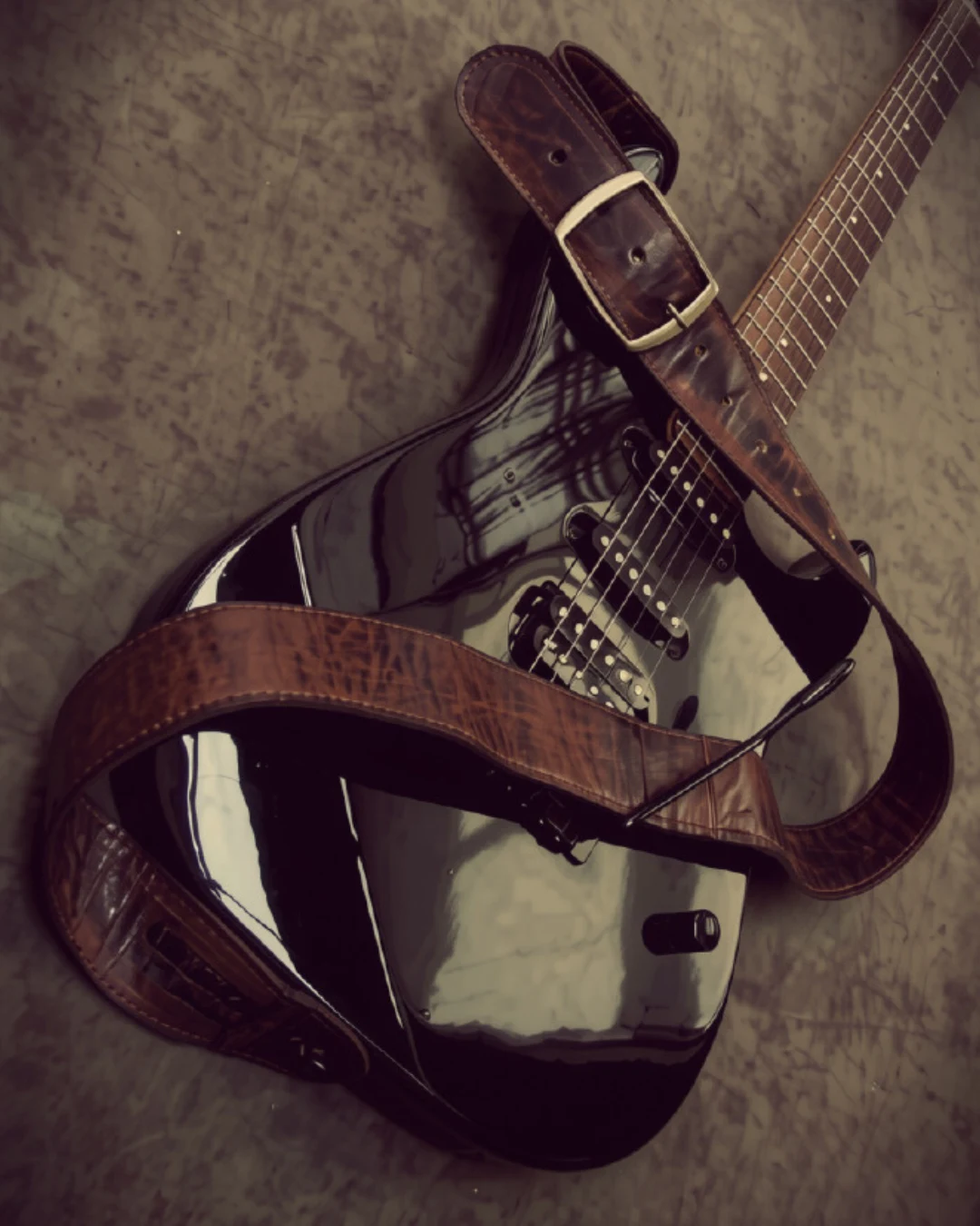 ACID · GAIA STRAPS en piel de ovino, correa cruzada sobre guitarra negra