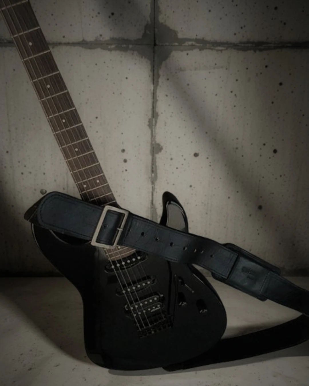 ACID · GAIA STRAPS en piel de vacuno negro, vista editorial