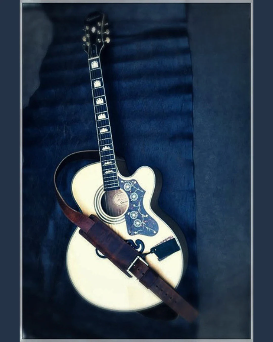 ACID · GAIA STRAPS sobre guitarra acústica crema